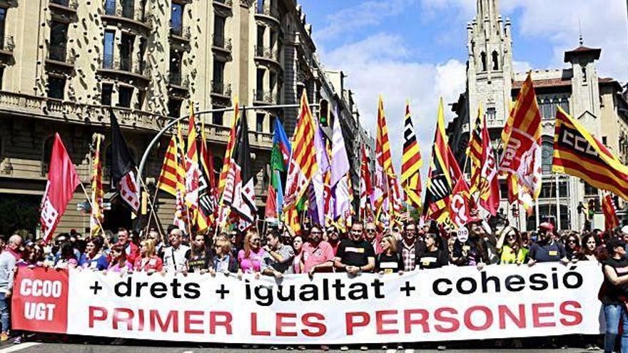 Capçalera de la manifestació del Primer de Maig, ahir a la Via Laietana de Barcelona