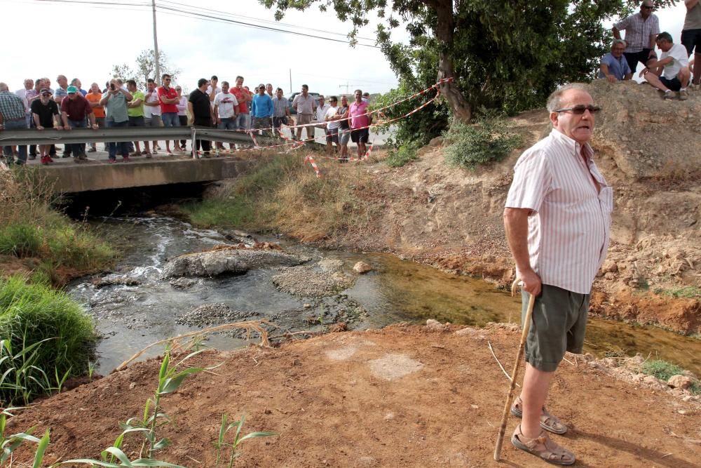 Protesta agricultores por el sellado del desagüe