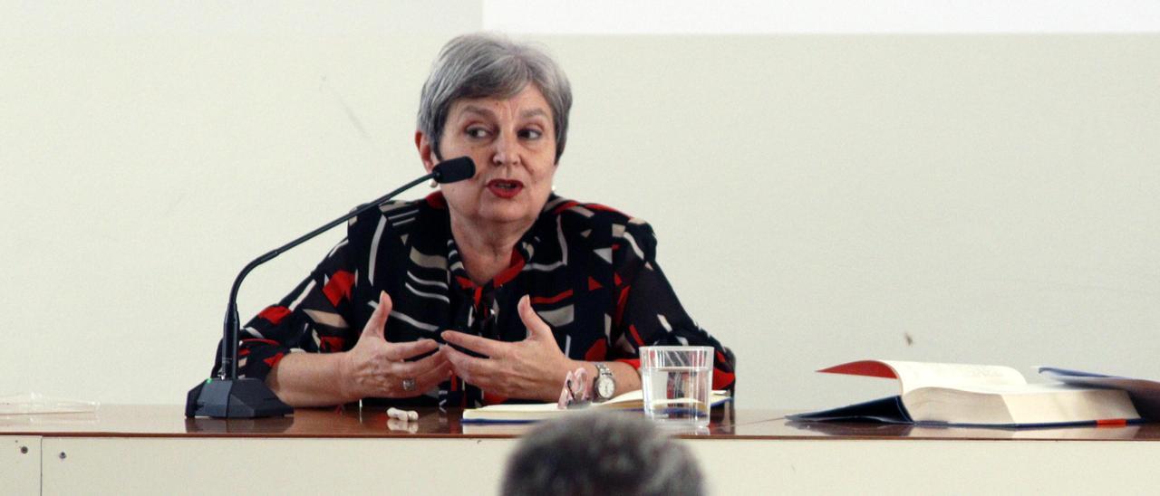 Elvira Roca Barea, en un momento de su encuentro con sus lectores en el CAC Málaga.