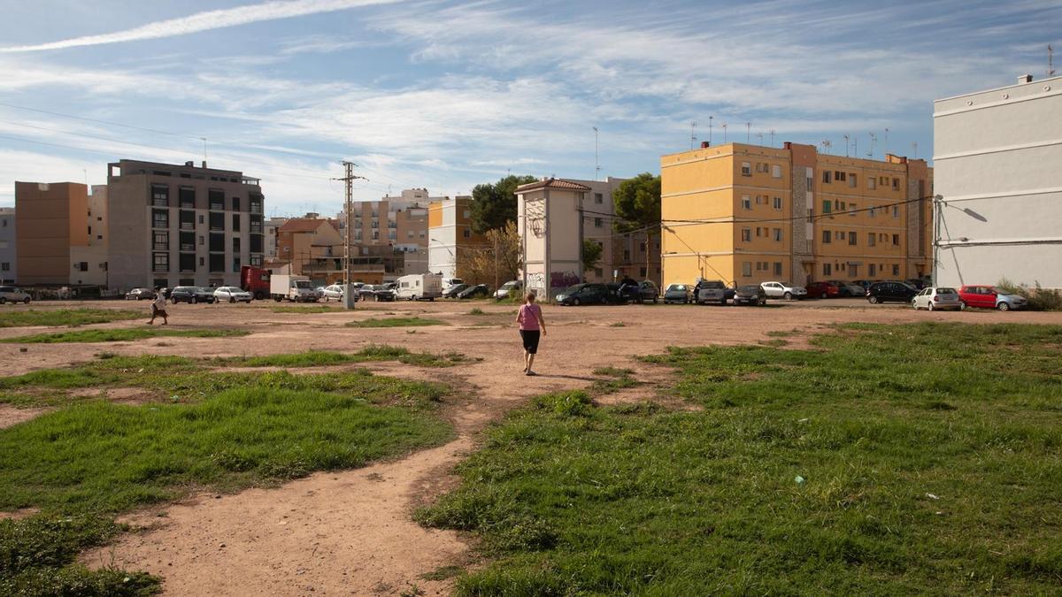 Suelo sobre el que se levantarán tres bloques de viviendas de 10 alturas.