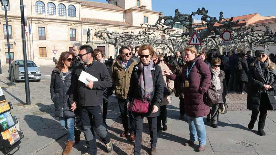 Uno de los grupos abandona la plaza de Viriato para iniciar la visita.