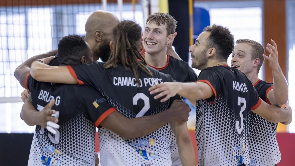 Los jugadores del San Roque celebran un punto.