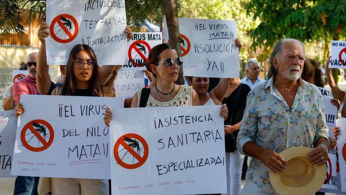 Vecinos de Coria del Río y de otras localidades cercanas, en la concentración para pedir a la Junta de Andalucía que aumente el control sobre las poblaciones de mosquitos que pueden propagar el virus del Nilo