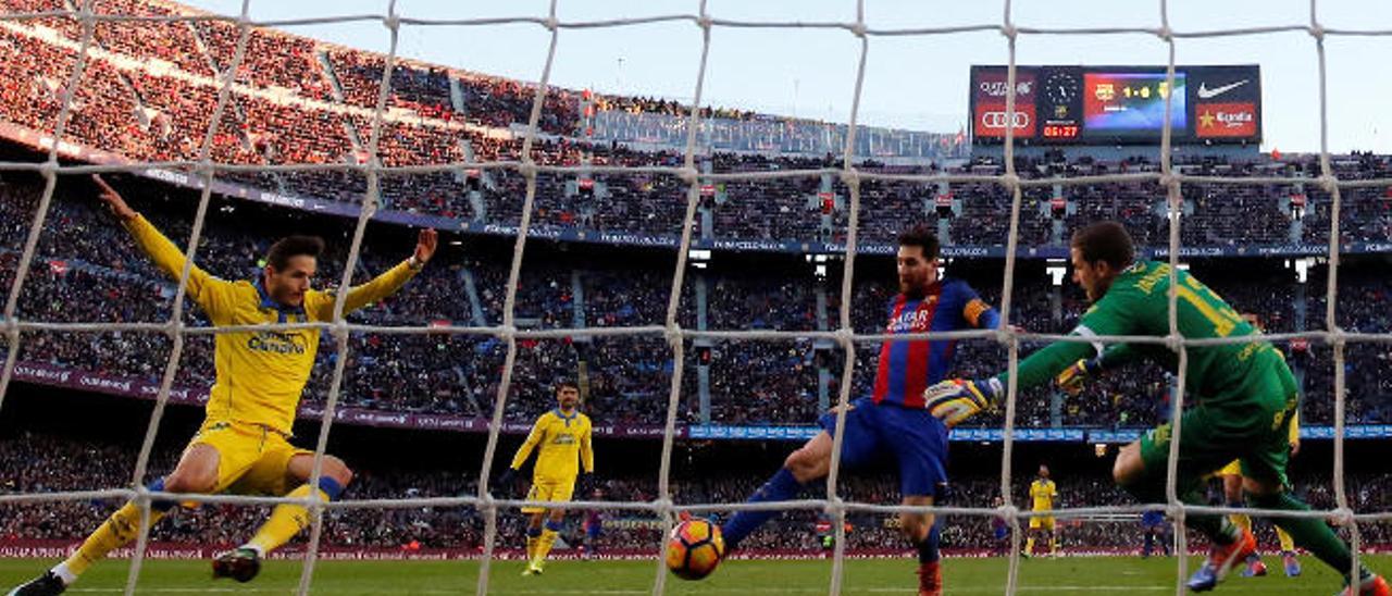 El delantero Leo Messi firma el 2-0, el pasado 14 de enero, ante Javi Varas -d-, en la 18ª jornada, donde los amarillos sucumbieron 5-0 en el Camp Nou.