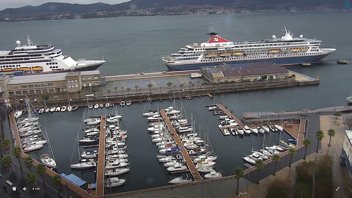 Los dos trasatlánticos atracados hoy en el puerto de Vigo.