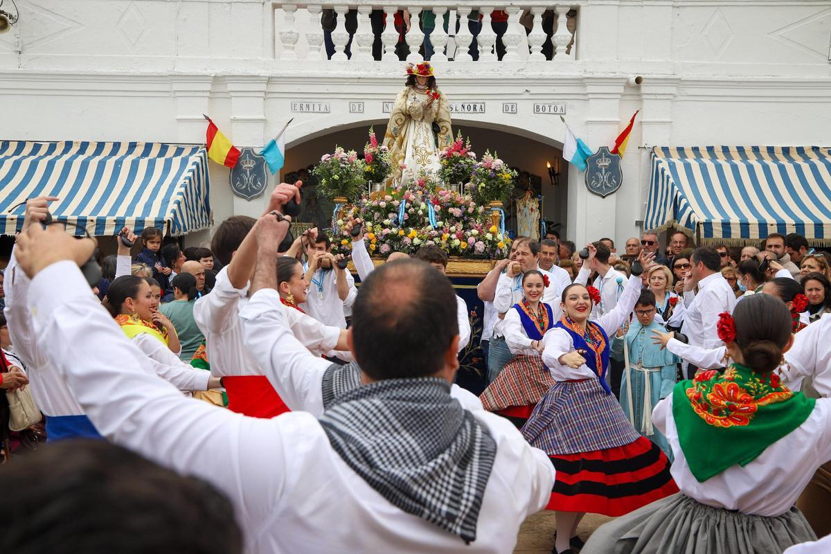 EN IMÁGENES | La lluvia embarra el día grande de la romería de la Virgen de Bótoa