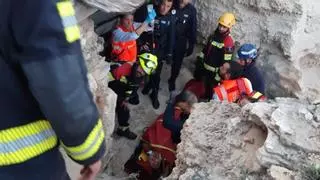 Un hombre se rompe las dos piernas al caer de una altura de diez metros en la costa de es Caló de Formentera
