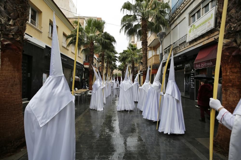 Pese a la fina lluvia que caía a primera hora de la mañana la procesión de Domingo de Resurección pudo celebrar el tradicional Encuentro en las cuatro esquinas