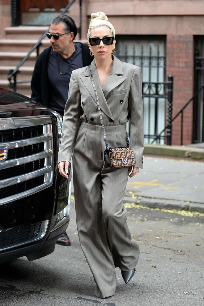 Lady Gaga con blazer por dentro del pantalón de traje