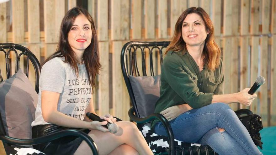 María Corbacho, a la izquierda, e Isasaweis, ayer, durante la ponencia.