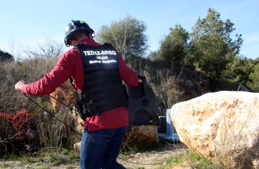 Un agent dels TEDAX preparant la zona per fer detonar un artefacte