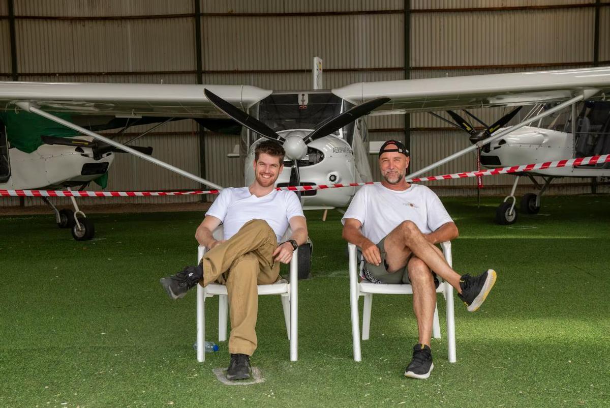 El paracaidista Armando del Rey (dcha.), junto al actor Miguel Bernadeu, en el rodaje de la película La Fiera