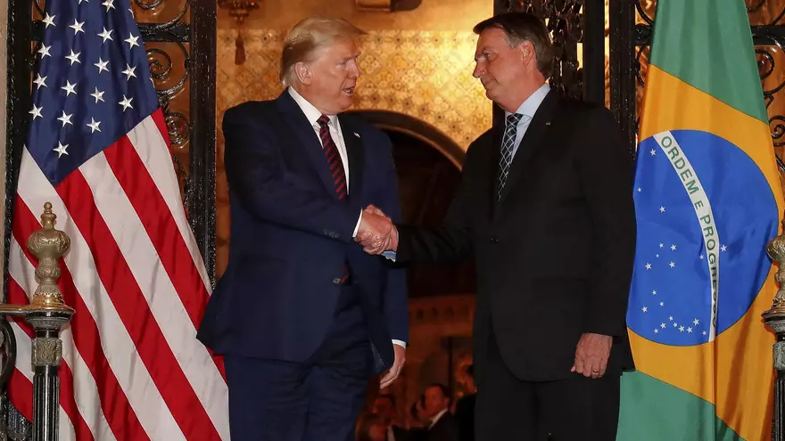 "También me pasó a mi": Trump muestra su apoyo a Bolsonaro, juzgado por intentar un golpe de Estado en Brasil