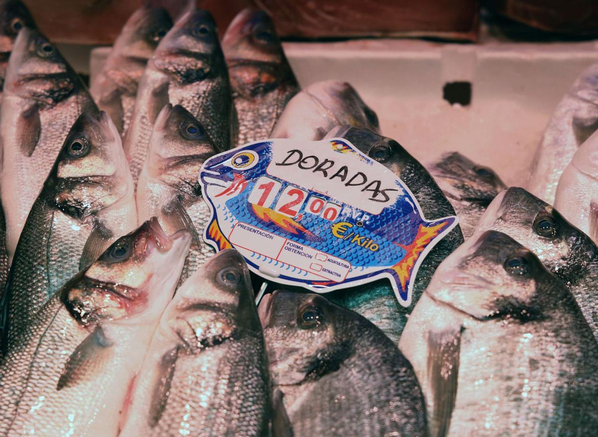 Los malagueños han dejado de comprar pescado fresco debido a su precio.  | ÁLEX ZEA