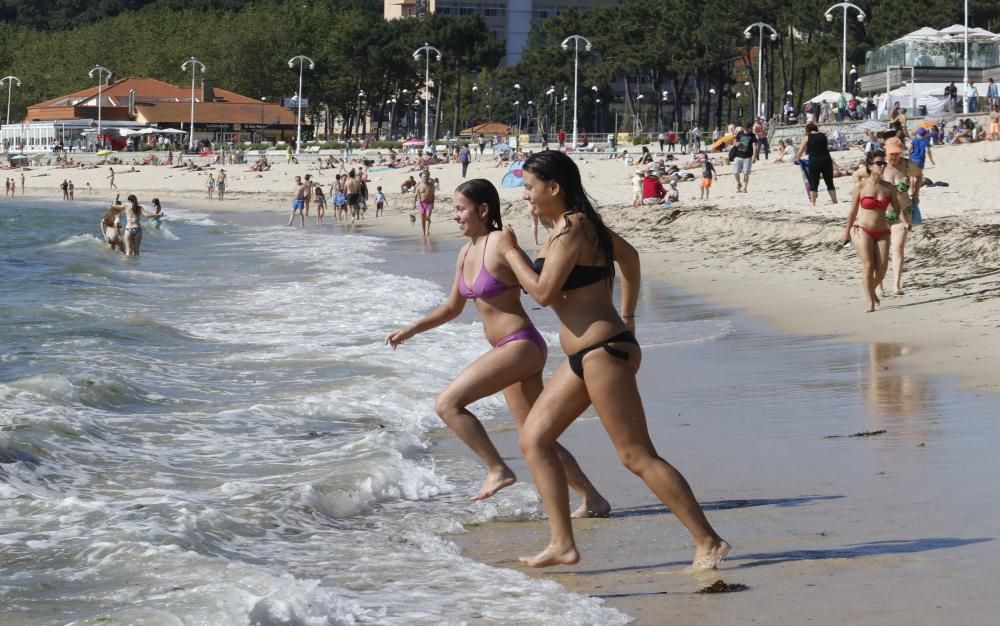 Samil se llena de bañistas ansiosos de sol // Alba Villar