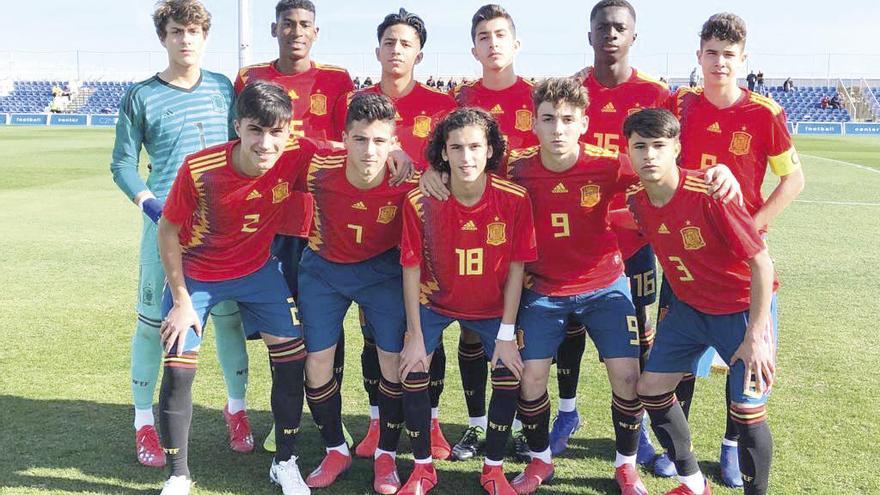 El equipo español con los dos jugadores e Iker Losada. // FDV