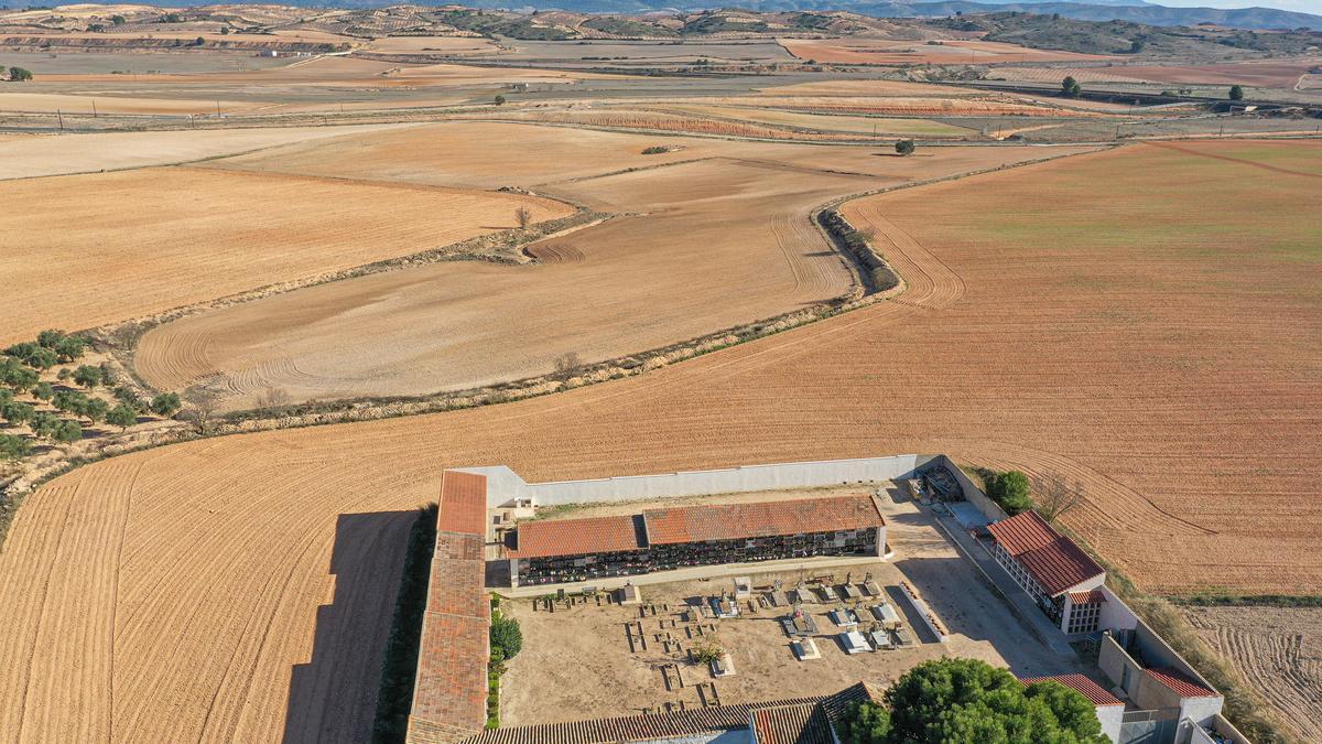 Parte de la planta solar quedará ubicada en los terrenos situados a espaldas del cementerio de La Encina.