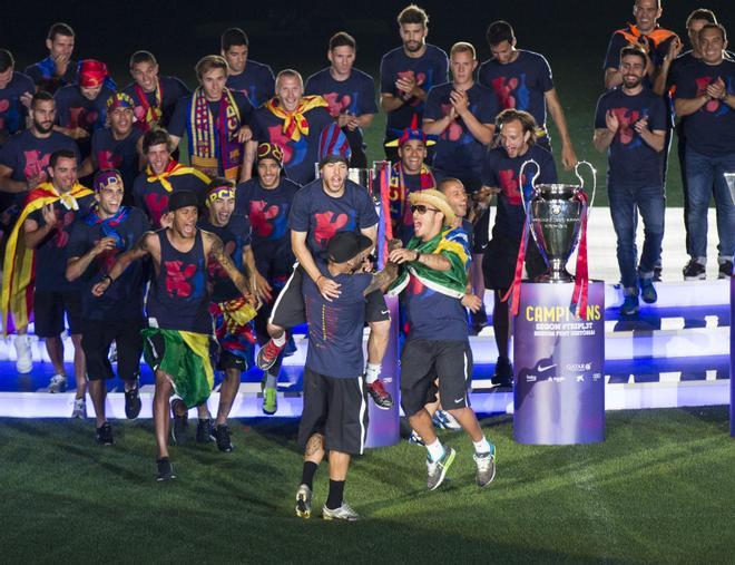 Sergi Roberto junto a sus compañeros en la celebración del triplete de la temporada 2014/2015 de Luis Enrique.