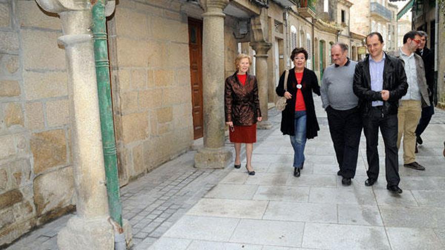 Teresa Casal, acompaña de vecinos y técnicos, recorrió ayer la reformada Rúa Alta.  // Rafa Vázquez