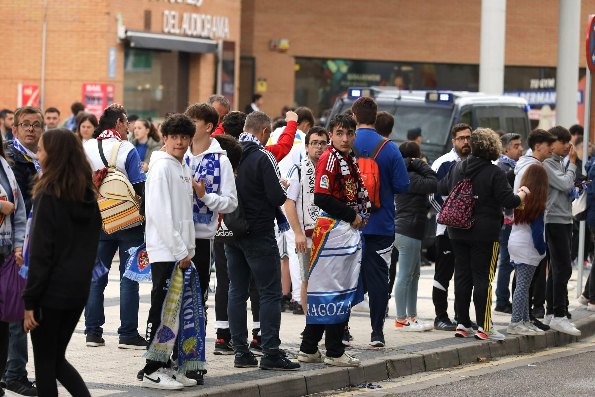 En imágenes | La afición del Real Zaragoza recibe el autobús del equipo antes de la 'final' contra el Racing de Ferrol