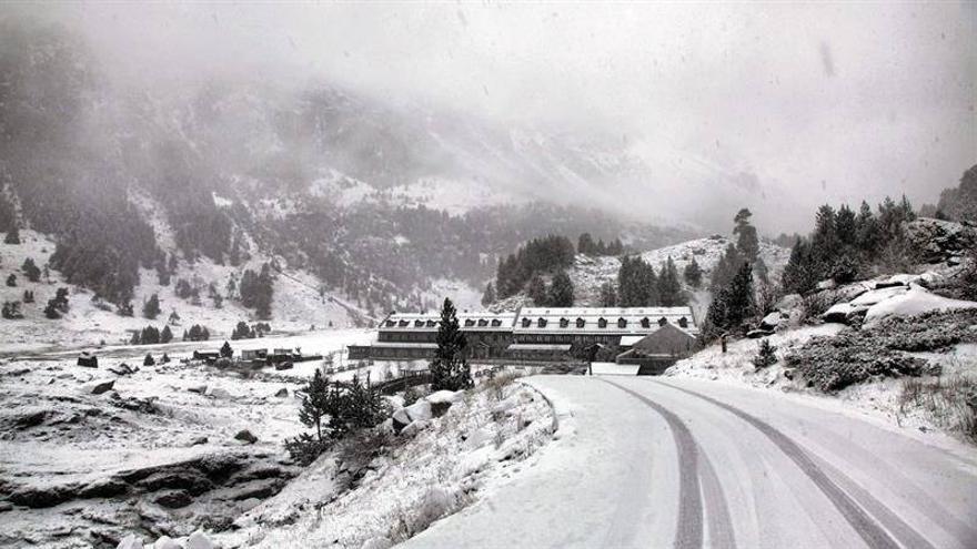 La nieve dificulta el tráfico en los accesos a Cerler y Llanos del Hospital