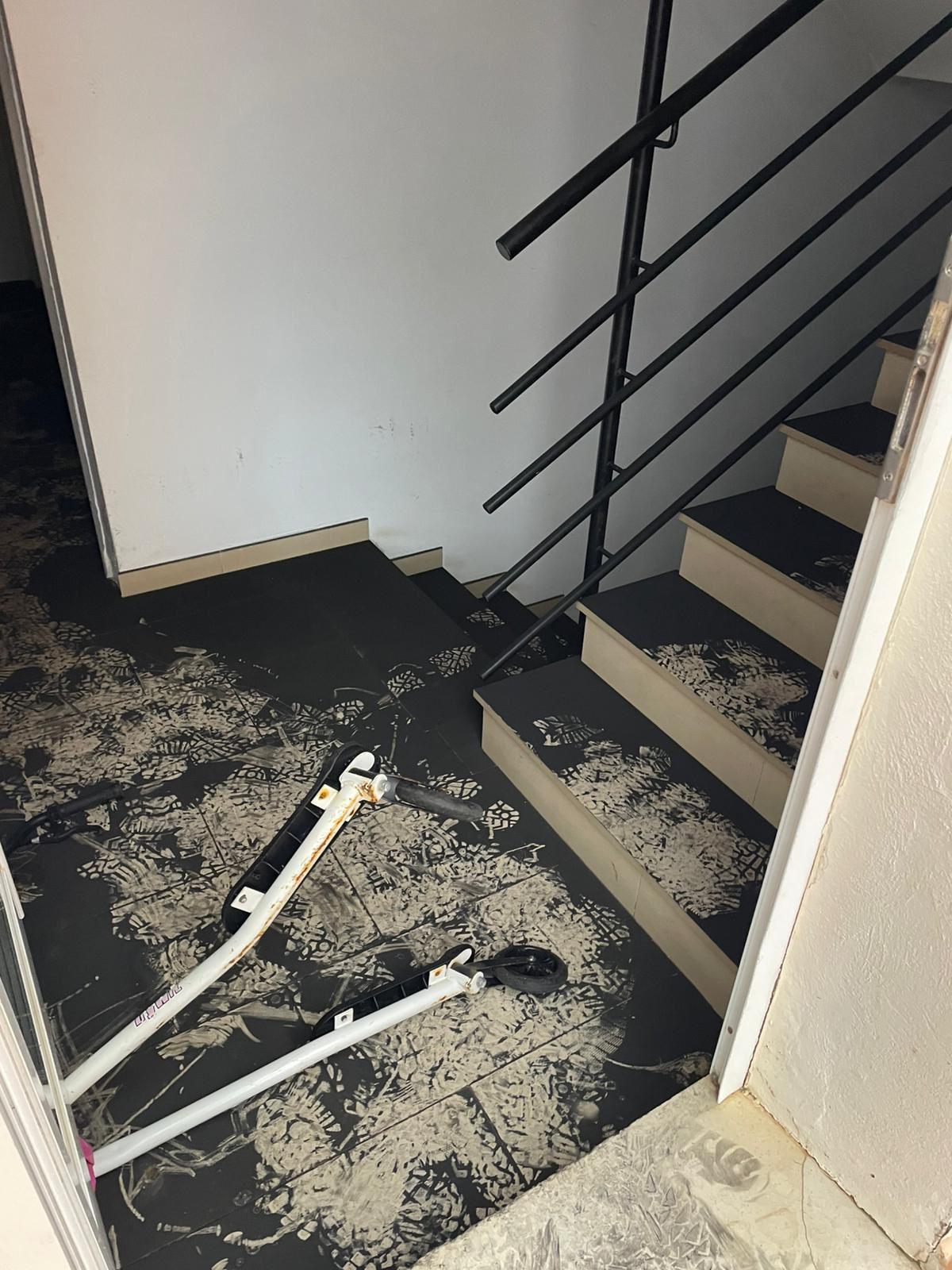 FOTOS | Desalojan a unos 60 vecinos por el incendio de un garaje en un edificio de Sa Coma