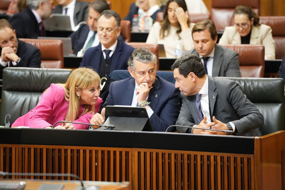 Carolina España, Antonio Sanz, y Juanma Moreno en el Parlamento