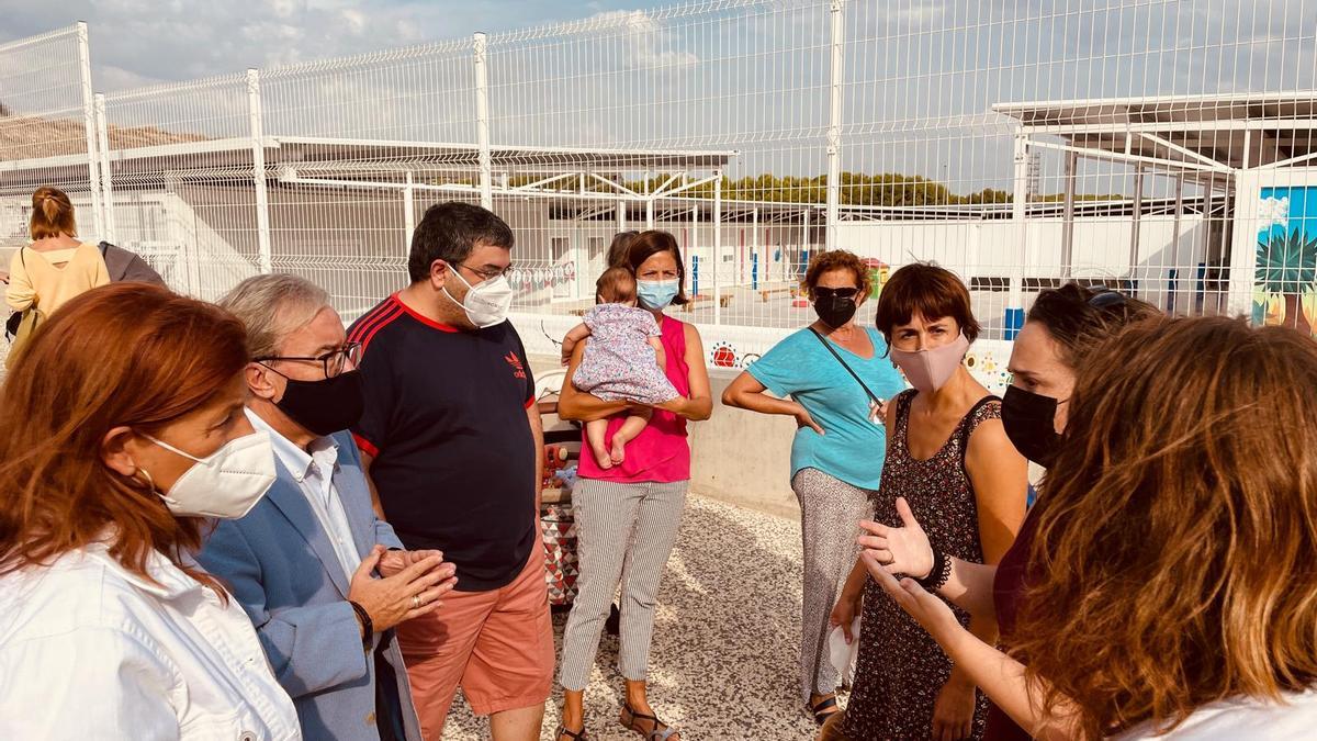 Dolado, a la izquierda, habla con varias familias del colegio María Zambrano