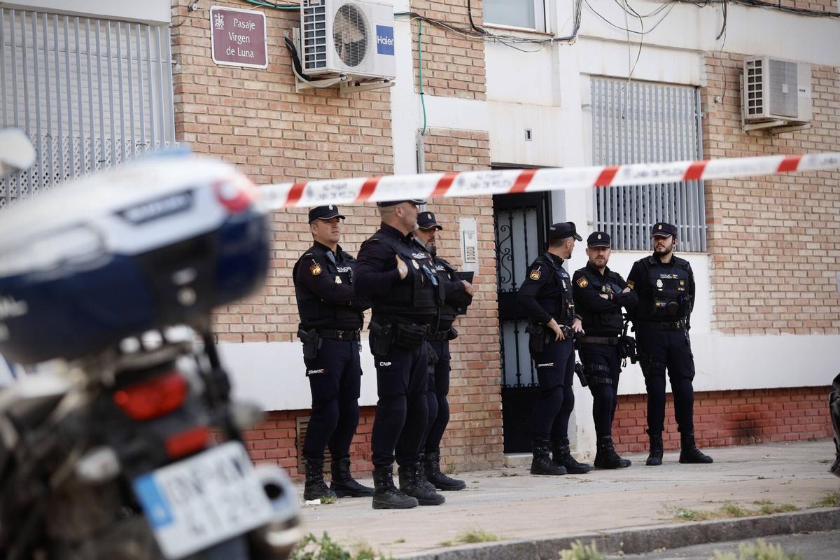 Policías justo en el bloque donde ocurrió el crimen machista, ayer, en el barrio cordobés de La Fuensanta.