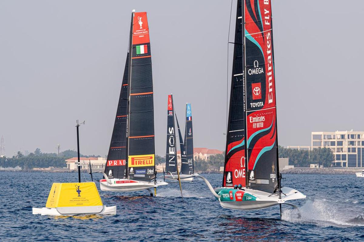 Primer día de la regata preliminar de la Copa América de vela en Jeddah: el equipo kiwi, perseguido por italianos, británicos y franceses.