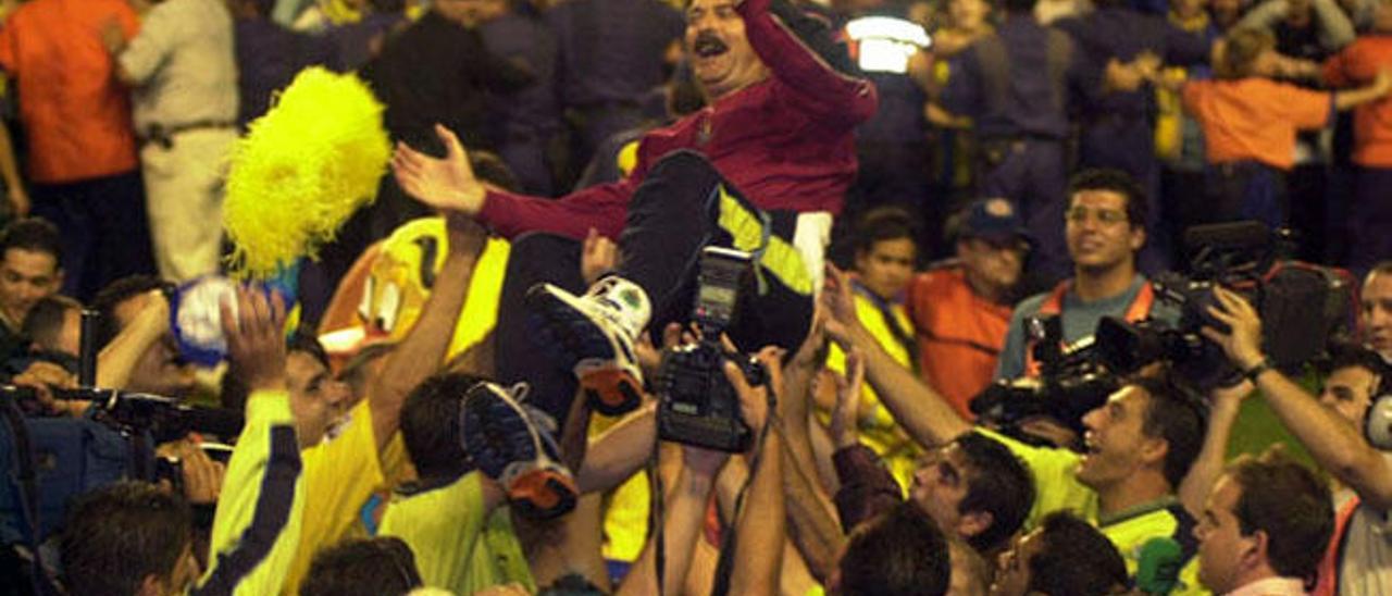 Sergio Kresic es manteado por jugadores de la UD Las Palmas tras la victoria sobre el Elche que dio el ascenso.