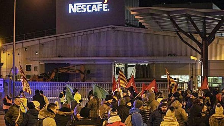 Sindicats i treballadors es van concentrar ahir a la nit a l&#039;entrada de la Nestlé per protestar.