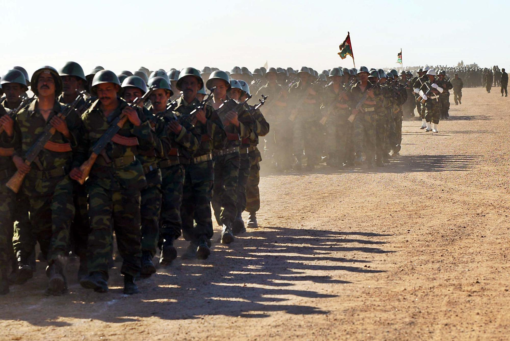 Unos militares del Frente Polisario desfilando.