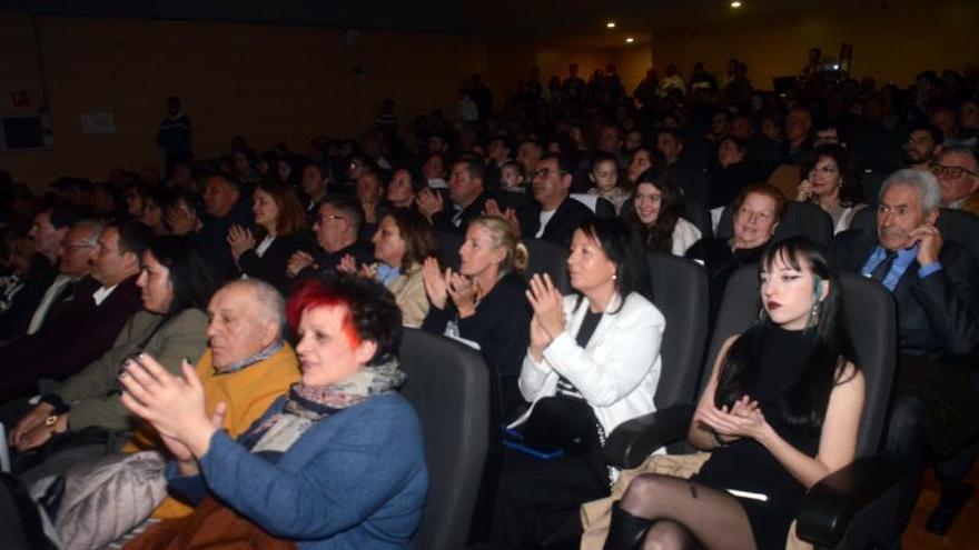 El público abarrotó el Auditorio de A Xuventude de Cambados.