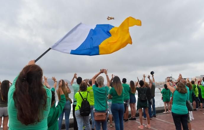 23-08-2019 LAS PALMAS DE GRAN CANARIA. Cadena humana en el paseo de Las Canteras contra el incendio  | 23/08/2019 | Fotógrafo: Andrés Cruz