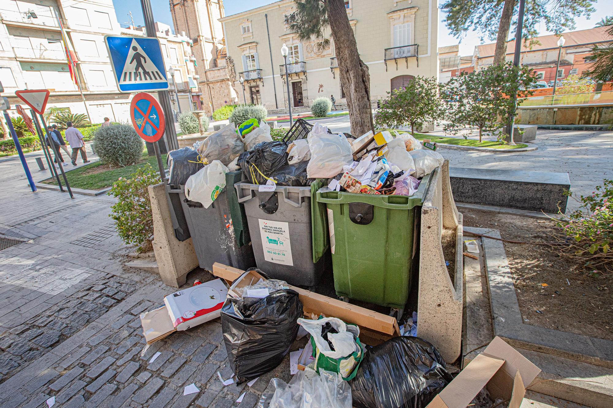 Contenedores abarrotados de basura tras la suspensión del servicio de recogida en Orihuela