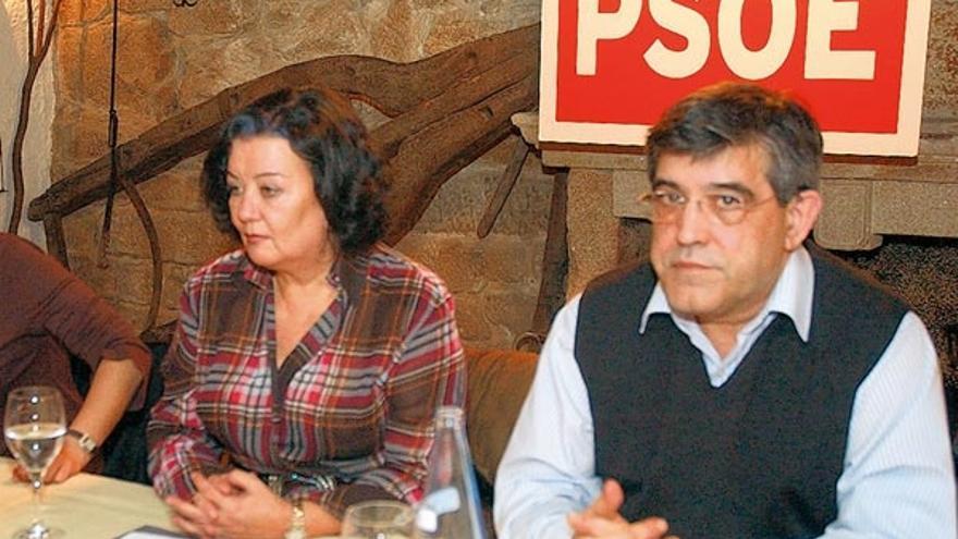 La portavoz municipal del PSOE, Teresa Casal, y el secretario provincial, Modesto Pose.