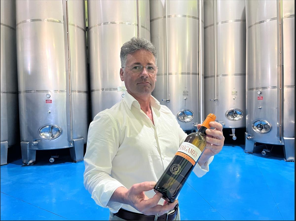 Juan Pena con una botella de "Raigames" este jueves en la bodega de Moaña.