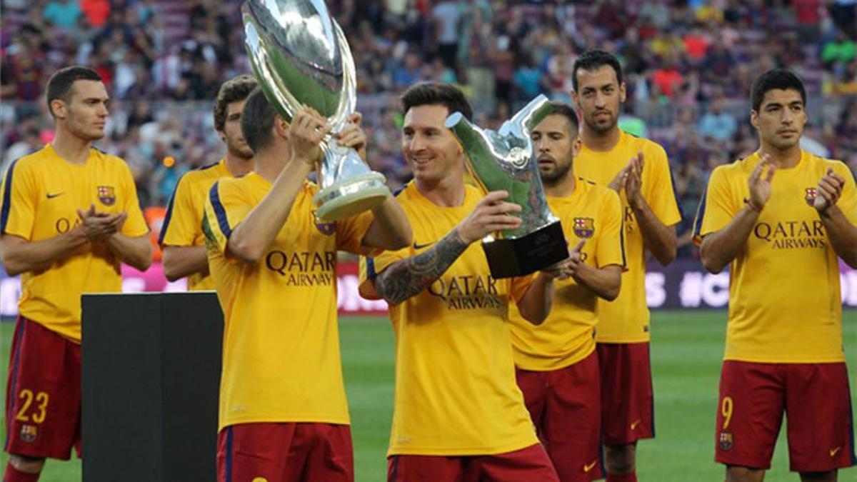 Iniesta y Messi ofrecieron los trofeos a la afición del Barça