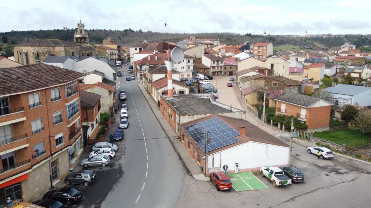 Plaza de Alcañices que será ampliada con el derribo del edificio dotado en su cubierta con placas fotovoltaicas. | CH. SEBASTIÁN