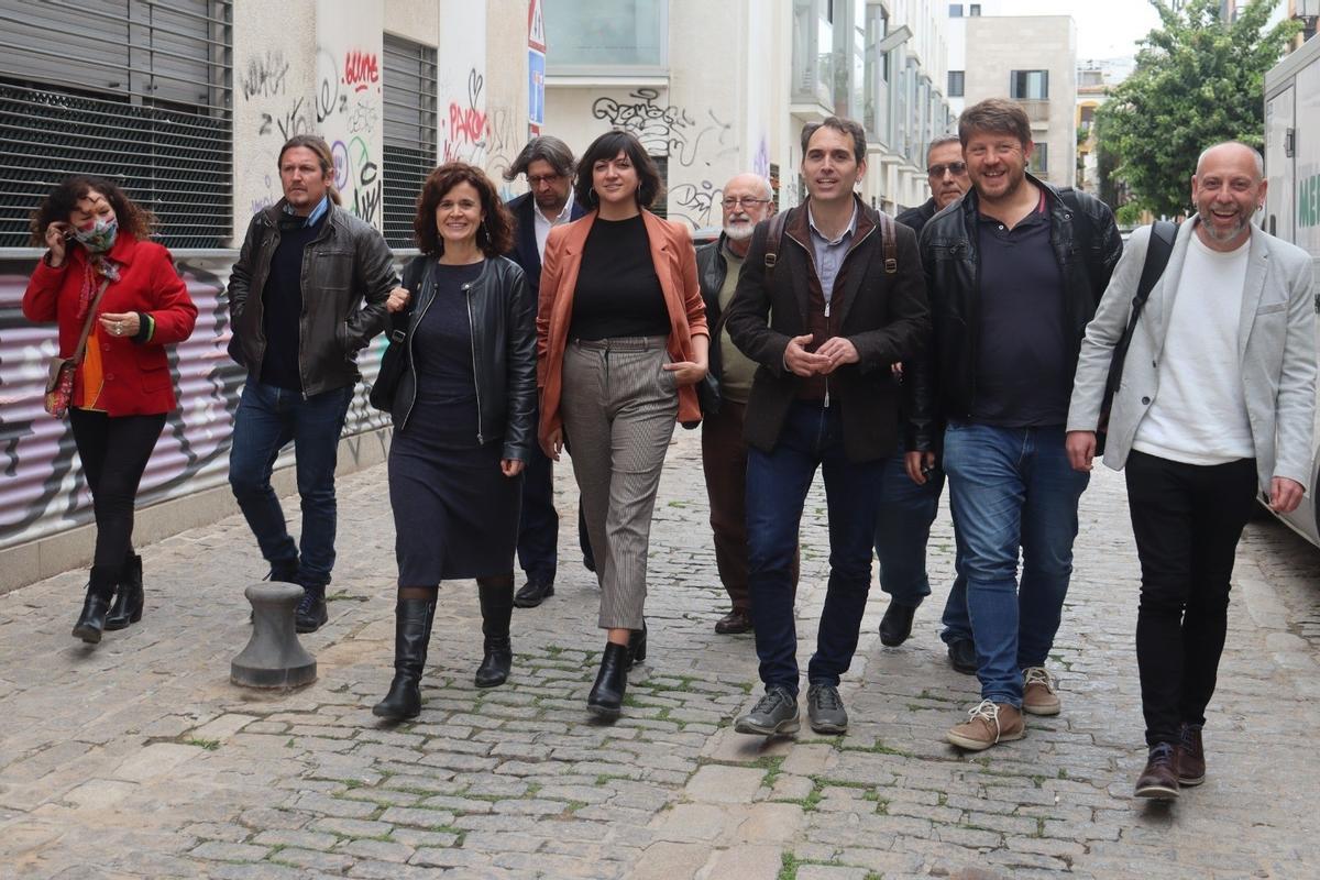 Dirigentes de distintas formaciones de la izquierda andaluza tras una de las reuniones para negociar una confluencia
