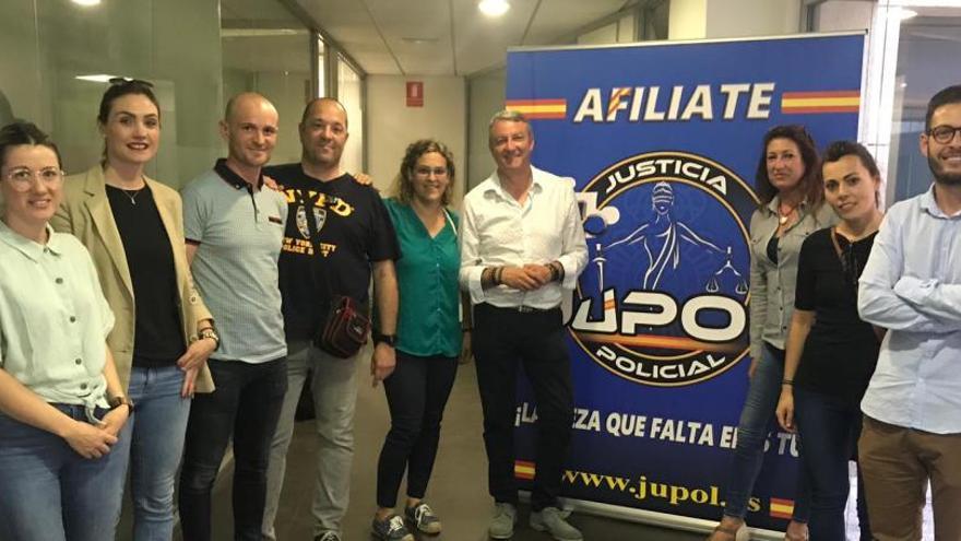 MIembros de Jupol ayer en la Comisaría Provincial de Alicante con su secretario general.