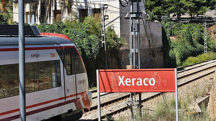 Un tren de Cercanías en la estación de Xeraco.                                     levante-emv