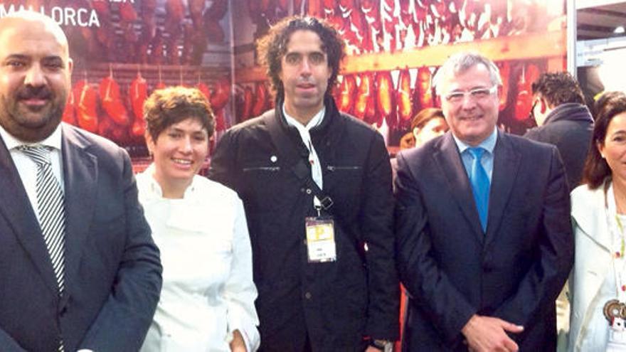 Martínez y Rodríguez con los chefs Arellano y Castro y la gerente del C.R. de la Sobrasada, A. M. Torres.