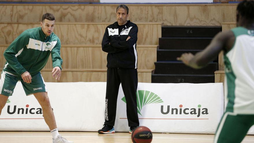 Dragan Milosavljevic realiza un ejercicio ante la atenta mirada de su entrenador Luis Casimiro, durante un entrenamiento reciente.