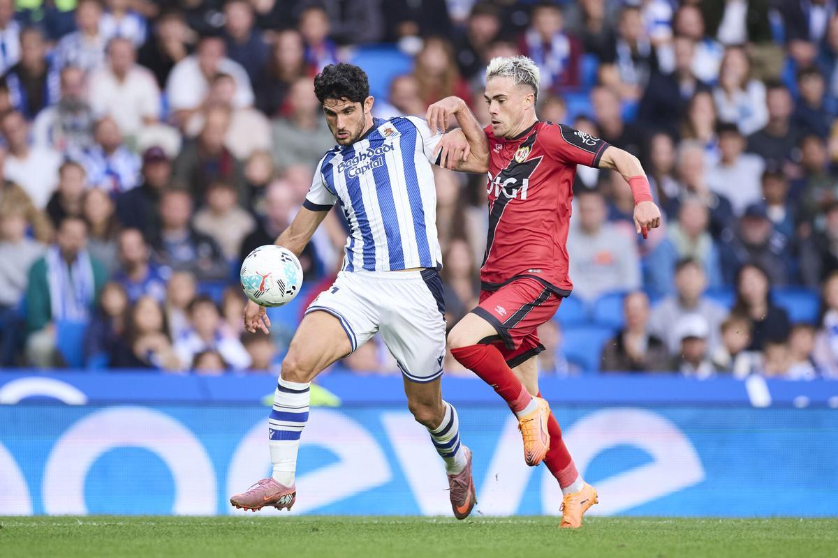 Goncalo Guedes of Real Sociedad competes for the ball with Pep Chavarria of Rayo Vallecano during the LaLiga EA Sports match between Real Sociedad and Rayo Vallecano at Anoeta on October 5, 2025, in San Sebastian, Spain. AFP7 05/10/2025 ONLY FOR USE IN SPAIN. Ricardo Larreina / AFP7 / Europa Press;2025;SPAIN;SPORT;ZSPORT;SOCCER;ZSOCCER;Real Sociedad v Rayo Vallecano - LaLiga EA Sports;