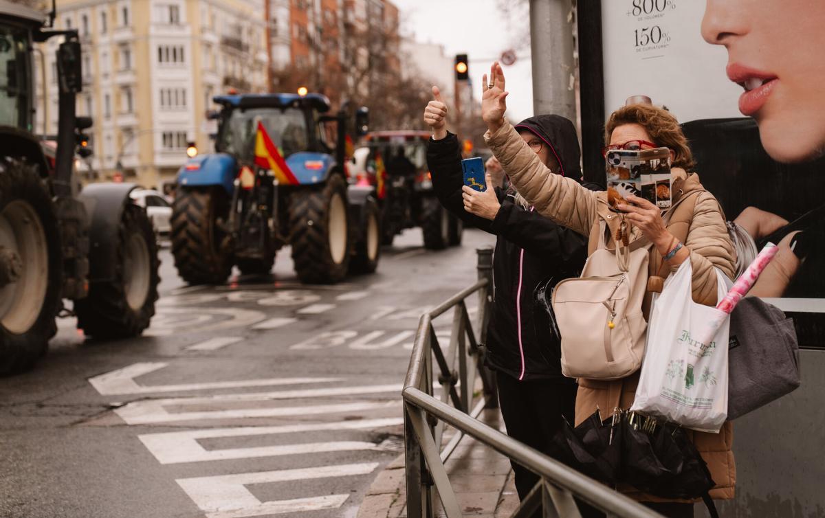 Miles de agricultores con sus tractores protestan contra el acuerdo con Mercosur en Madrid.