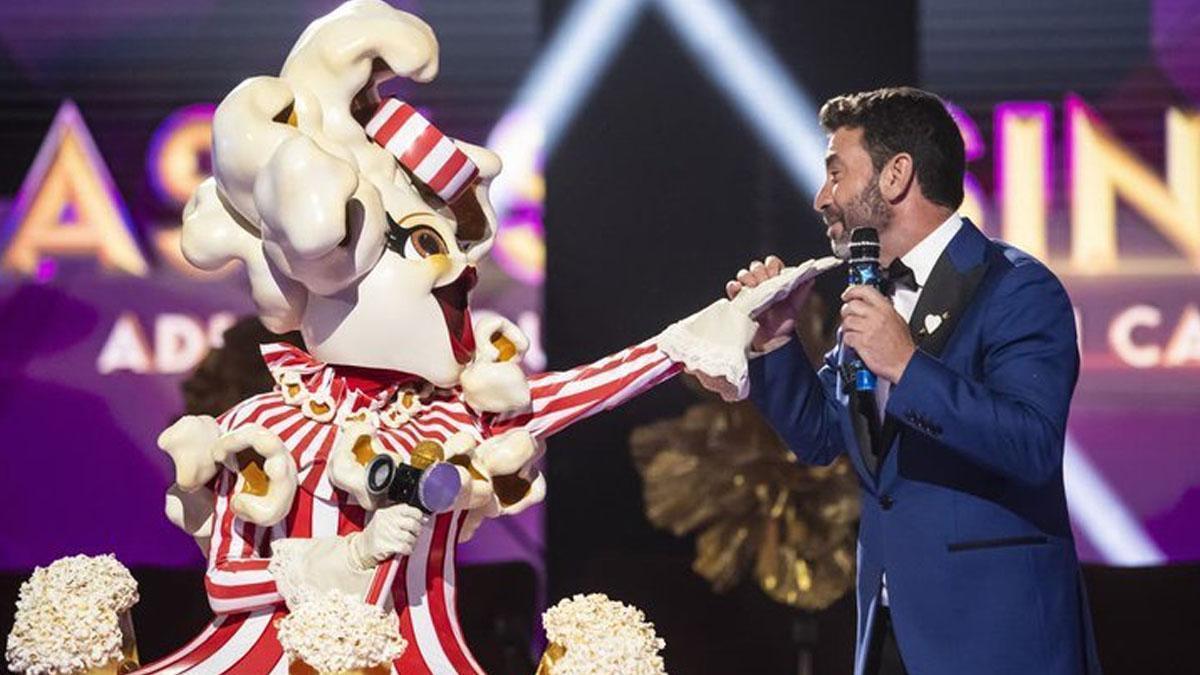 Arturo Valls junto a "Palomitas" en 'Mask Singer'.