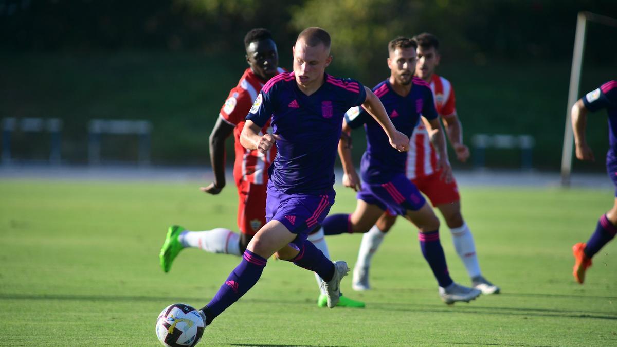 Isak Jansson en una acción del partido