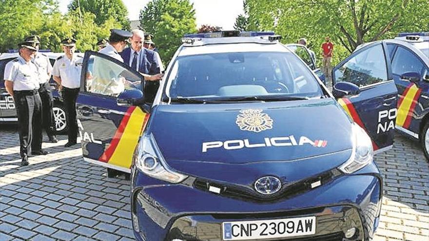 La policía estrena coches patrulla convertidos en comisarías móviles